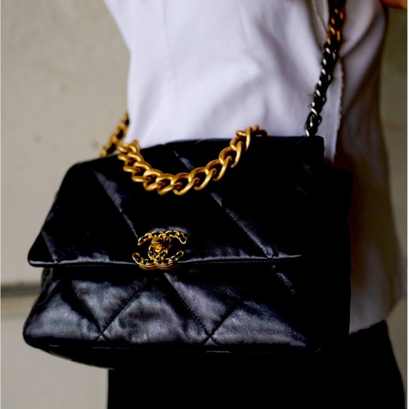 Chanel 19 handbag - Picture 1 of 7